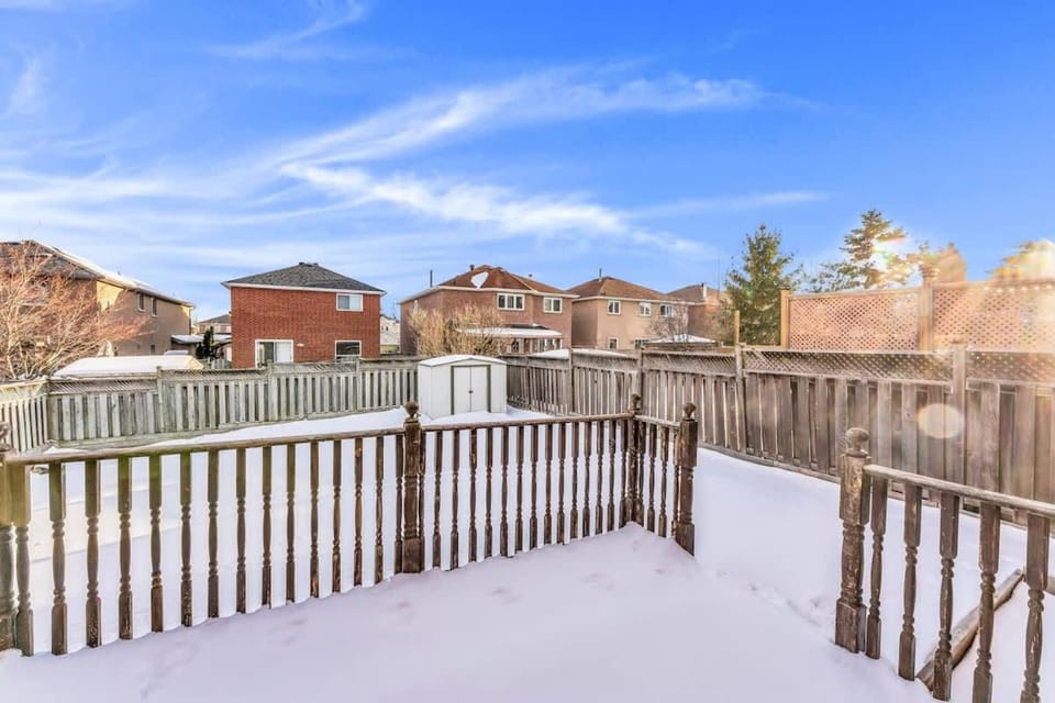 Modern 4BR Richmond Hill Retreat with Workspace House in Richmond Hill