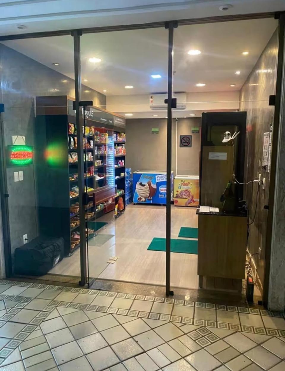 Supermarket/grocery shop