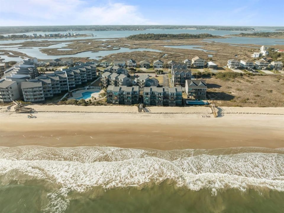 Ocean Views & Balconies Tide of Your Life Apartment in North Topsail Beach