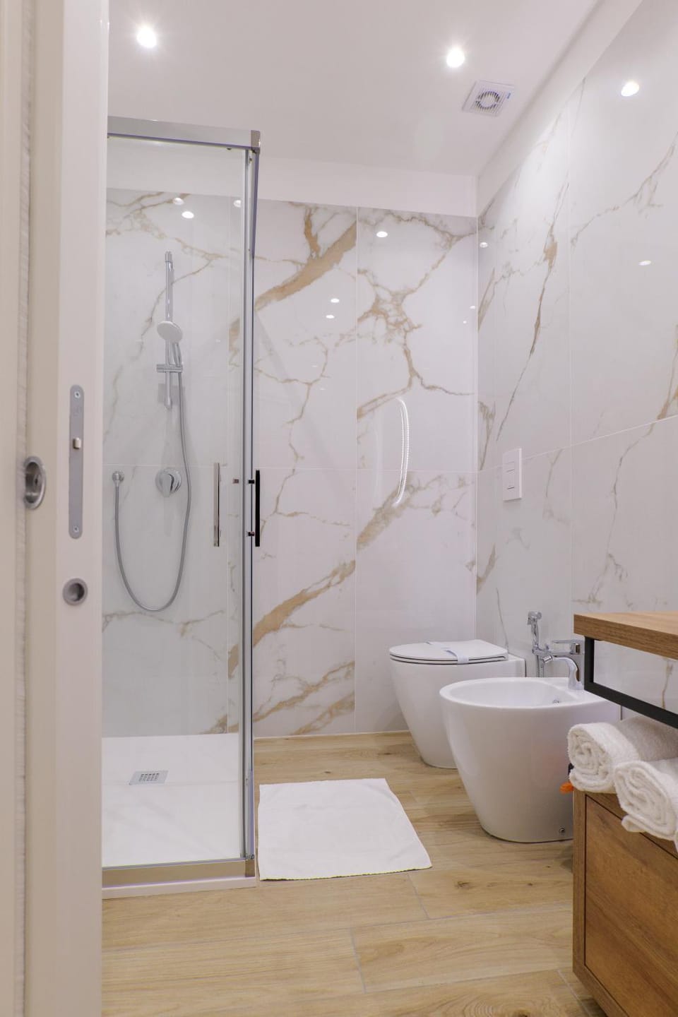Shower, Toilet, Bathroom, bidet, towels