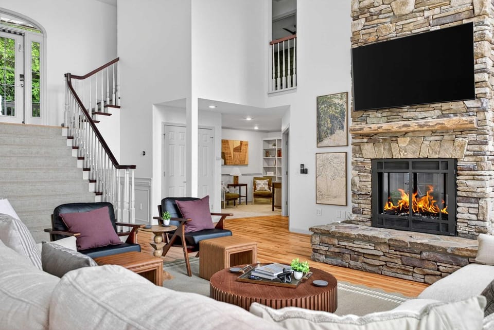 Mtn View Sleeps 18 Game Room Hot Tub Grill House in Asheville
