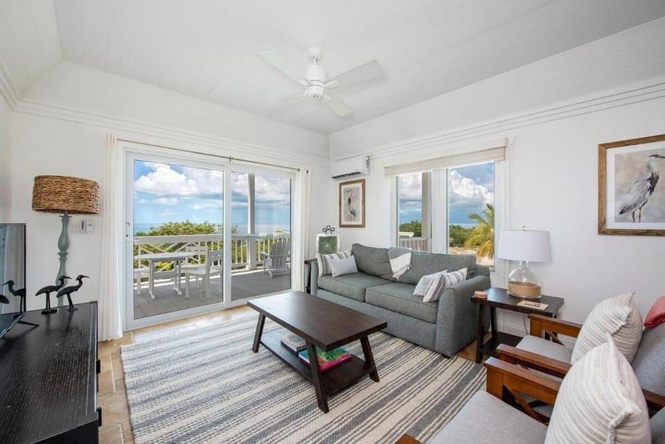 Condo w/Views, Beach, Htd Pool, Golf Cart House in North Eleuthera