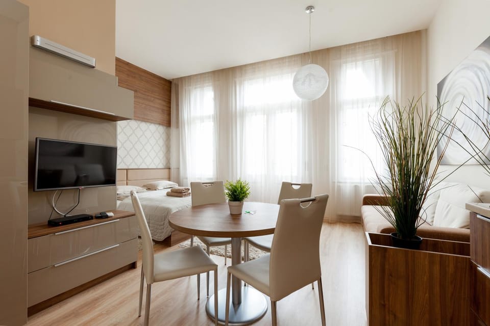 Day, Dining area