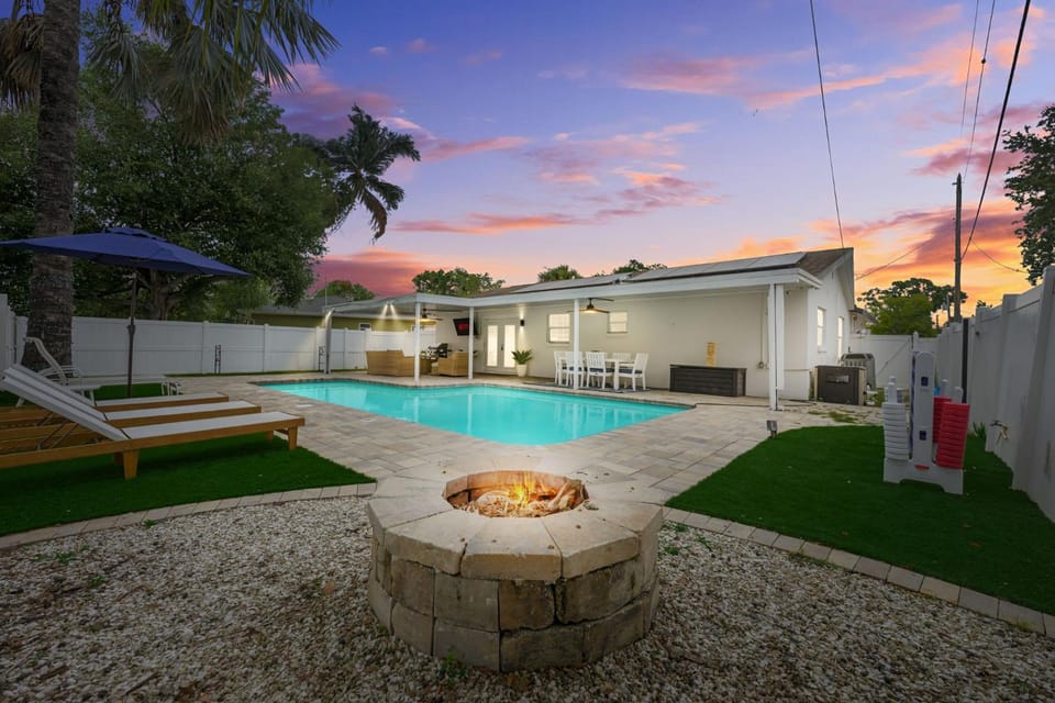 Coastin Close Family Fun HTD Pool Outdoor Games House in Pinellas Park