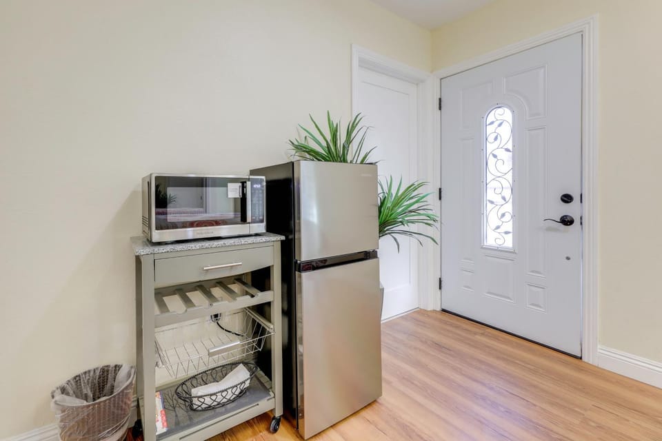 South Bay Sweet Spot By SoFi! Extended-Stay Studio Apartment in Gardena