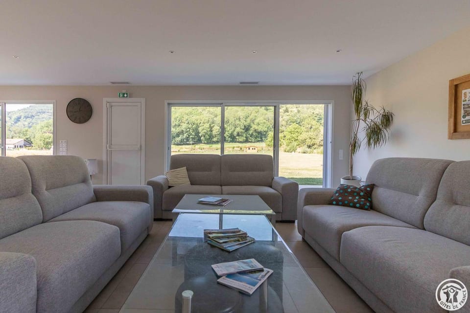 Property building, Communal lounge/ TV room, Natural landscape, Balcony/Terrace, Living room, Banquet/Function facilities, Seating area