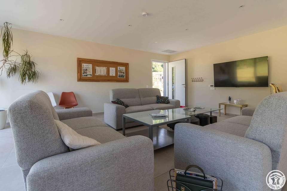 Property building, Communal lounge/ TV room, TV and multimedia, Living room, Banquet/Function facilities, Seating area, Evening entertainment, acessibility