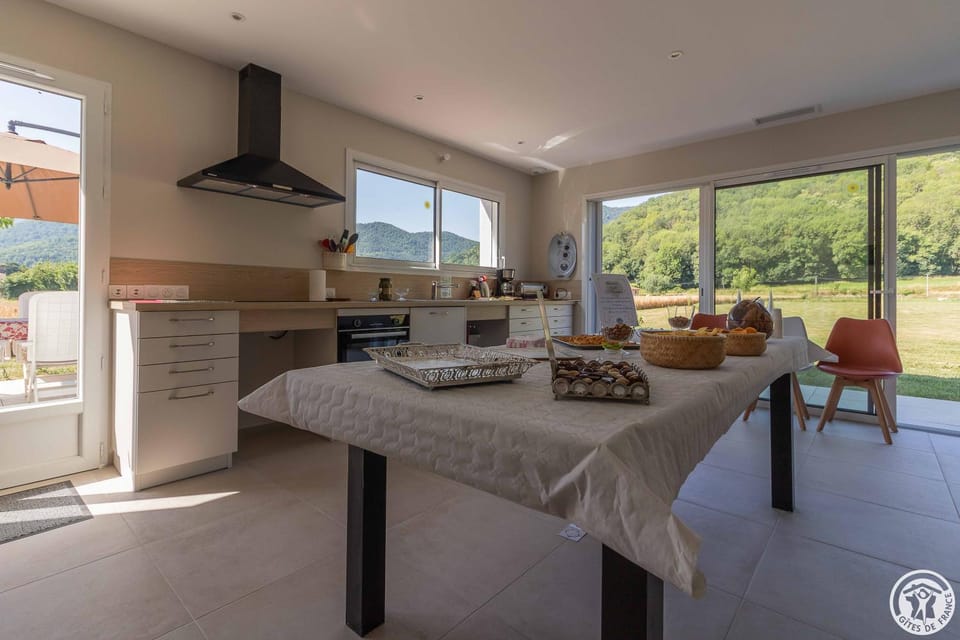 Property building, BBQ facilities, Kitchen or kitchenette, Food and drinks, Dining area, Communal kitchen, Food, stove, kitchen