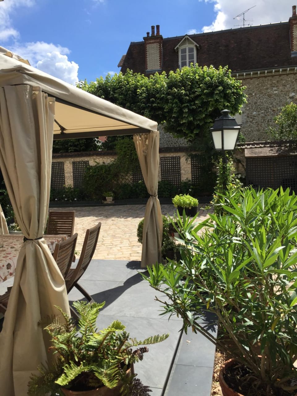 Le Jardin Cathedrale Bed and Breakfast in Chartres