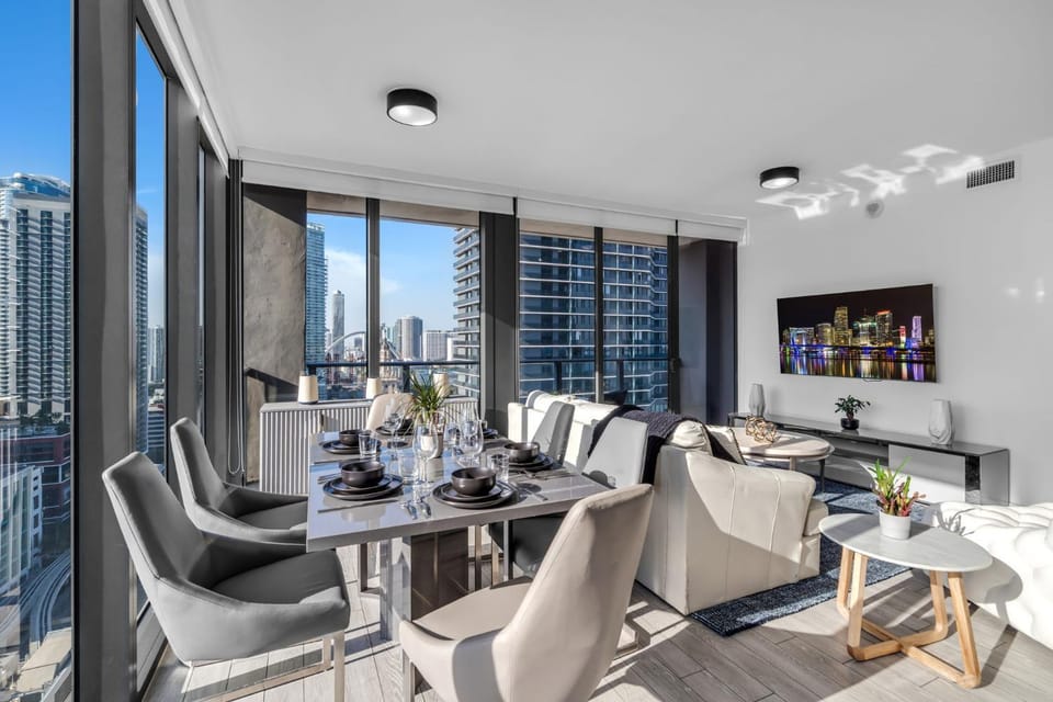 Luxury 3Bedroom Oasis - Stunning City & Water Views - High Floor Apartment in Miami