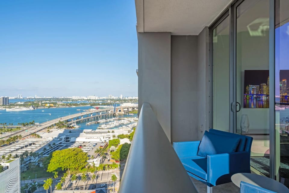 Luxury 3Bedroom Oasis - Stunning City & Water Views - High Floor Apartment in Miami