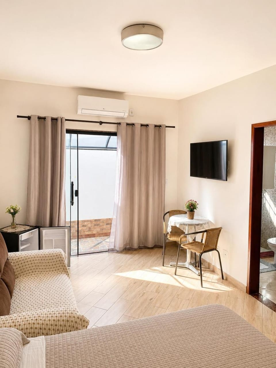 Communal lounge/ TV room, Bed, TV and multimedia, Living room, Photo of the whole room, Bedroom, air conditioner