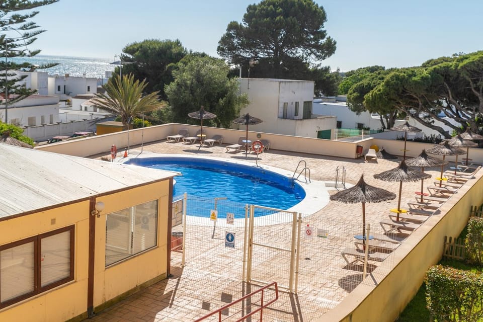 A pie de playa: piscina, sol y calma Apartment in La Janda