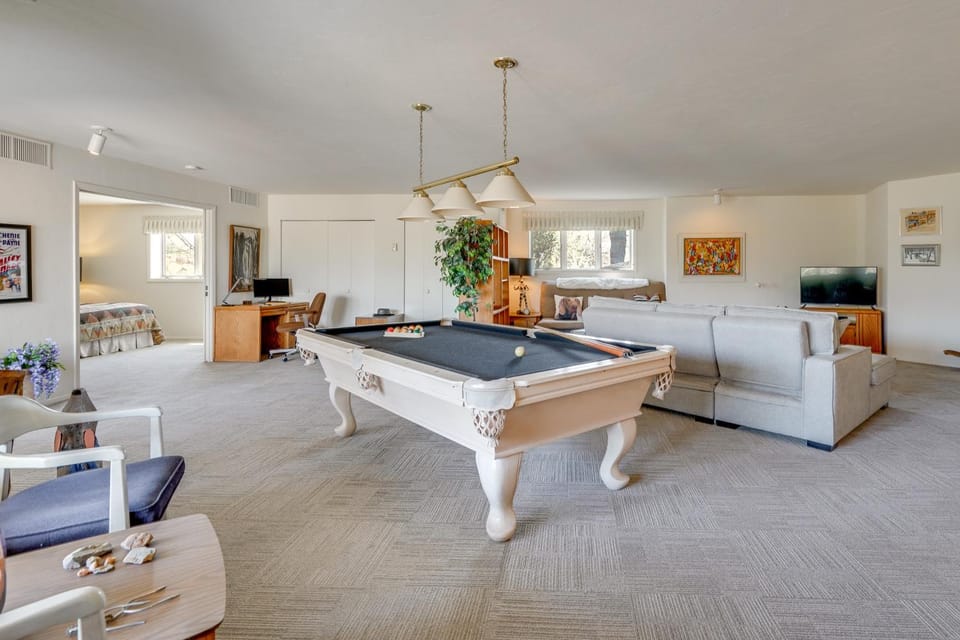 Near Trails: Luxe Mountain-View Retreat in Tucson! House in Oro Valley
