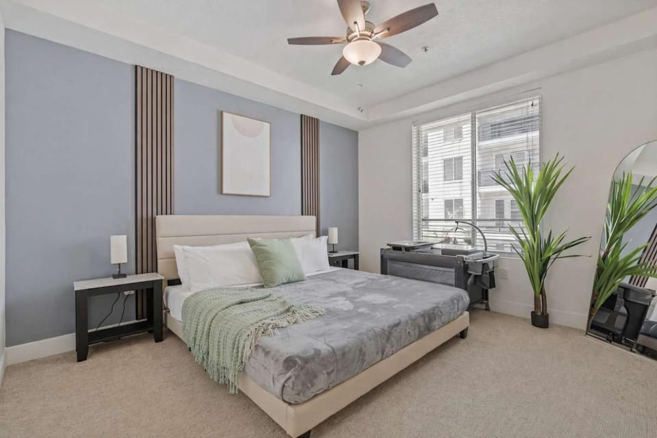 Central Salt Lake 2BR Suite Garage Parking Gym & Outdoor Fire Lounge Apartment in Salt Lake City