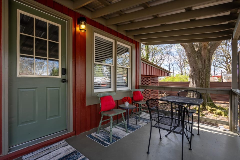Renovated Cottage Steps from Savoy Auto Museum House in Cartersville