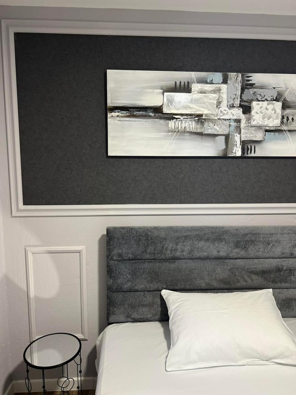 Photo of the whole room, Decorative detail