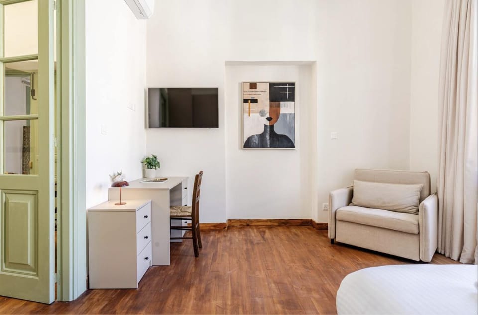 TV and multimedia, Kitchen or kitchenette, Living room, Seating area