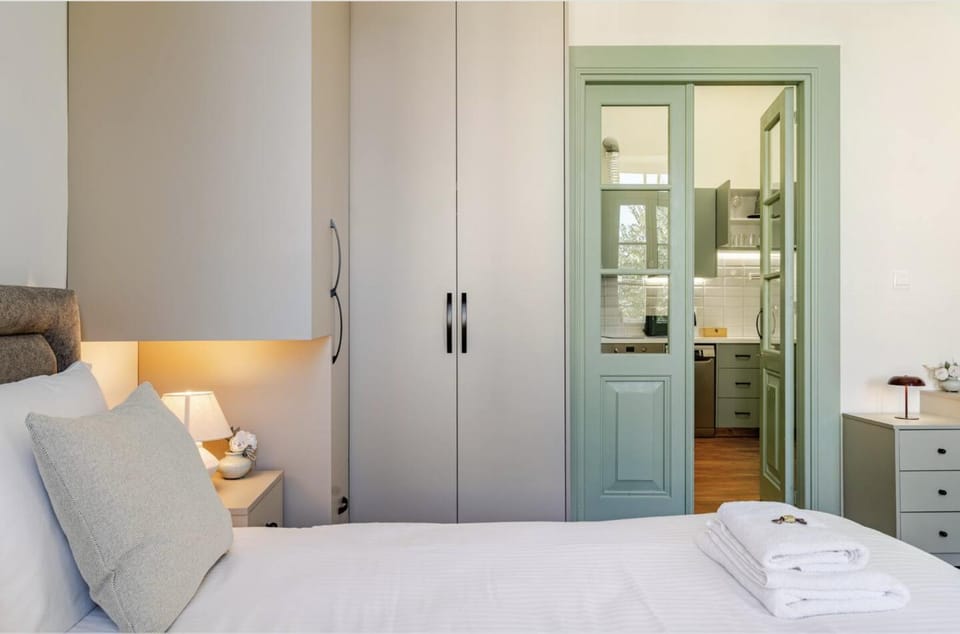 Bed, Kitchen or kitchenette, Photo of the whole room, Bedroom, towels, wardrobe