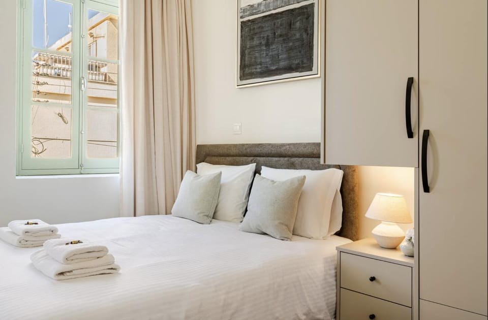 Bed, TV and multimedia, Photo of the whole room, Bedroom, towels