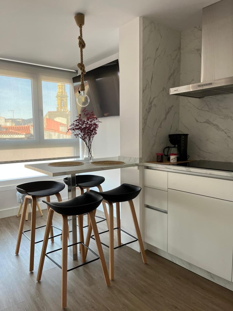 Kitchen or kitchenette, Dining area