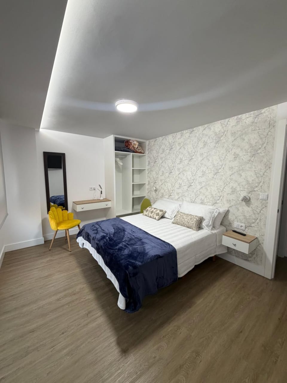 Bed, Photo of the whole room, Bedroom