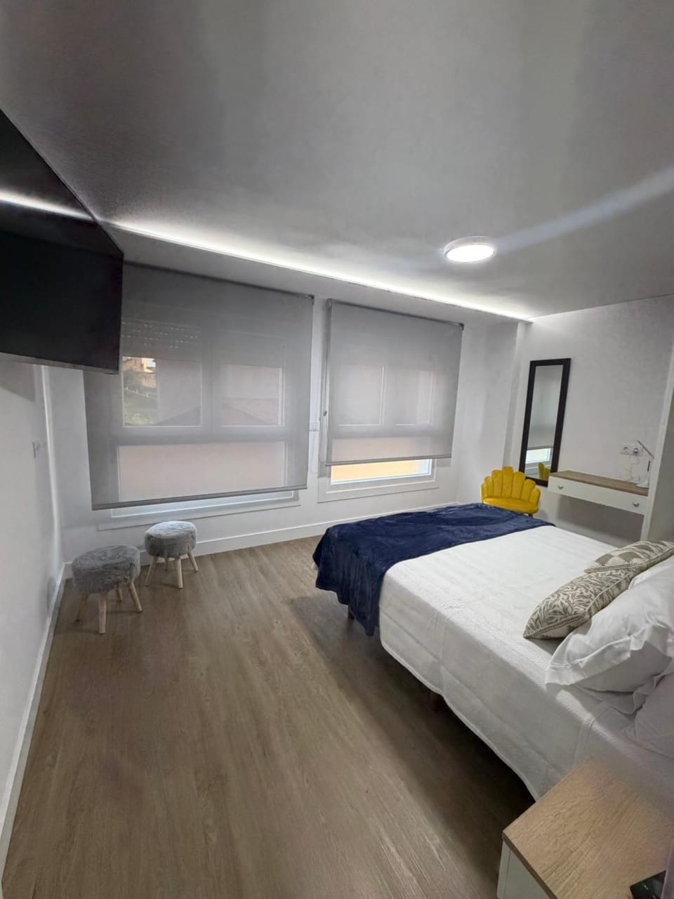 Bed, TV and multimedia, Photo of the whole room, Bedroom