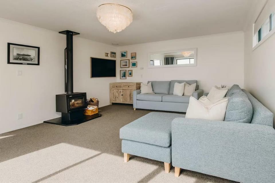 Oceanfront Retreat - Beach Access - 2BR Bell Block House in New Plymouth