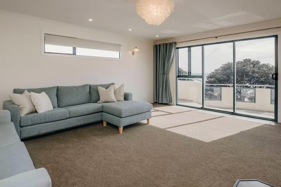 Oceanfront Retreat - Beach Access - 2BR Bell Block House in New Plymouth