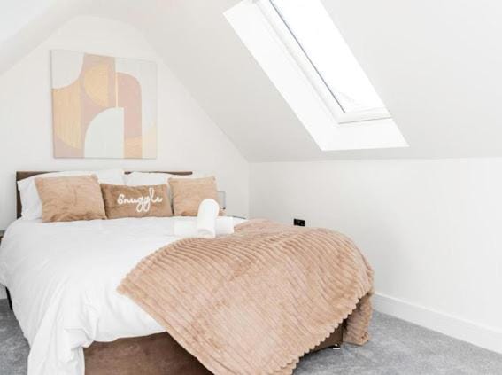 Modern Newport holiday home sleeps 8 House in Cardiff