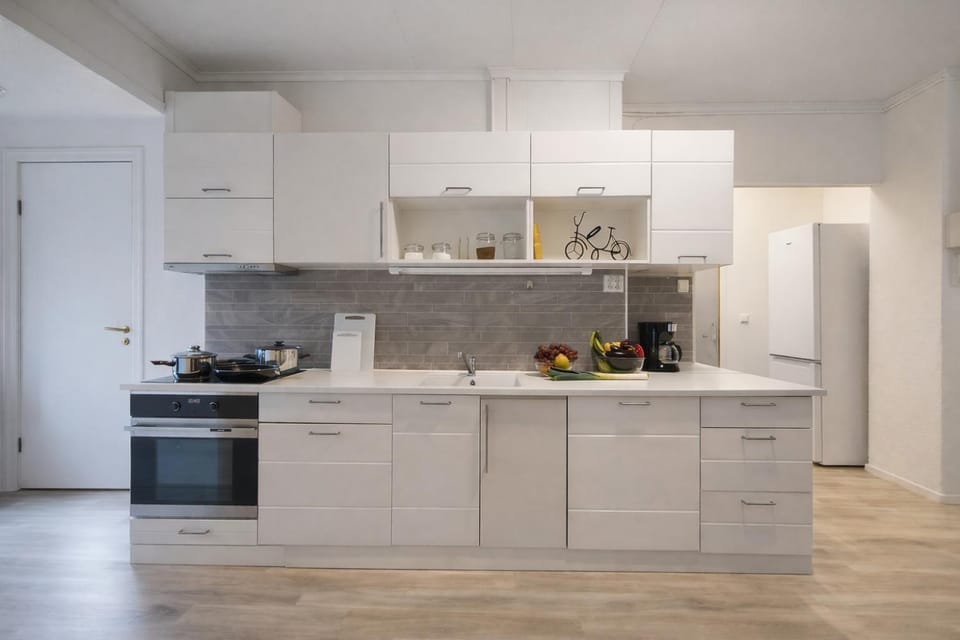 Coffee/tea facilities, Kitchen or kitchenette, microwave, oven, stove, kitchen