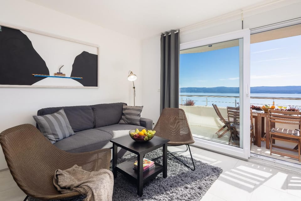 Natural landscape, TV and multimedia, View (from property/room), Balcony/Terrace, Living room, Seating area, Dining area, Sea view