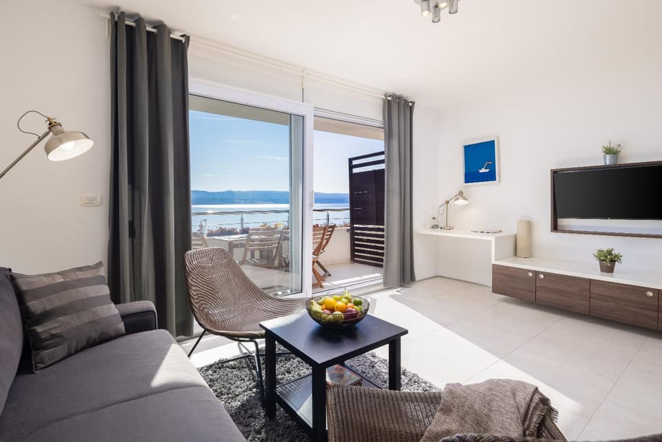 Natural landscape, TV and multimedia, Living room, Seating area, Dining area, Evening entertainment, Sea view