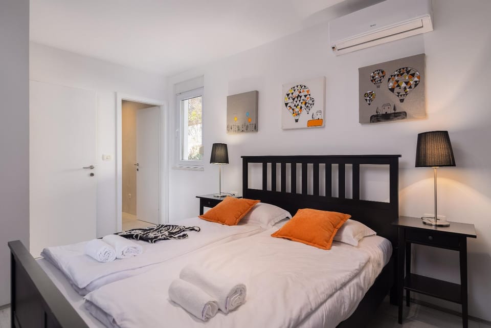 Bed, Photo of the whole room, Bedroom, towels, air conditioner
