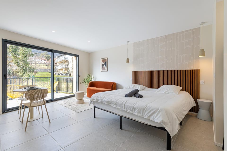 Bed, Living room, Photo of the whole room, Seating area, Bedroom