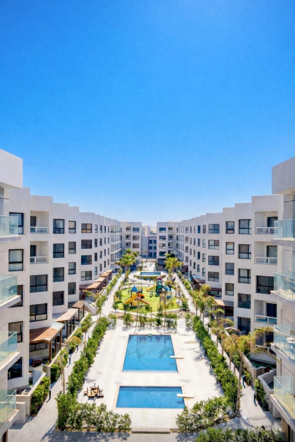 Property building, Neighbourhood, City view, Pool view, Street view, Swimming pool, Swimming pool, Location, Parking, sunbed