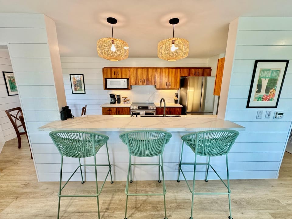 Coffee/tea facilities, Kitchen or kitchenette, Decorative detail, Dining area, microwave