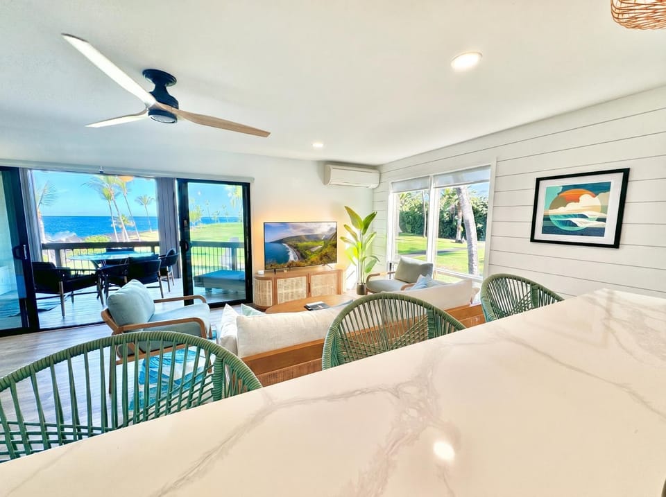 View (from property/room), Balcony/Terrace, Kitchen or kitchenette, Living room, Seating area, Sea view, air conditioner