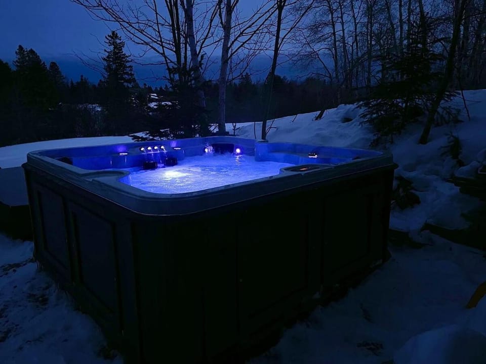 Acadia Woodland Retreat with Hot Tub & Outdoor Shower House in Trenton