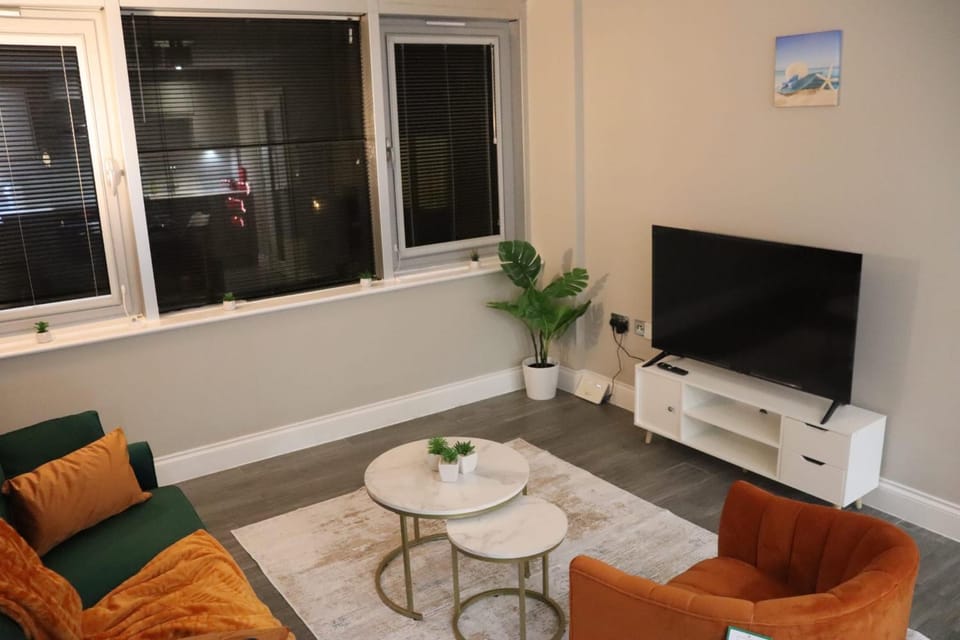 Stunning Sea View 2BR Flat Sleeps 5 Walk to Beach - Big Savings for Extended Stays - by Nestora Stays Ltd Apartment in Brighton