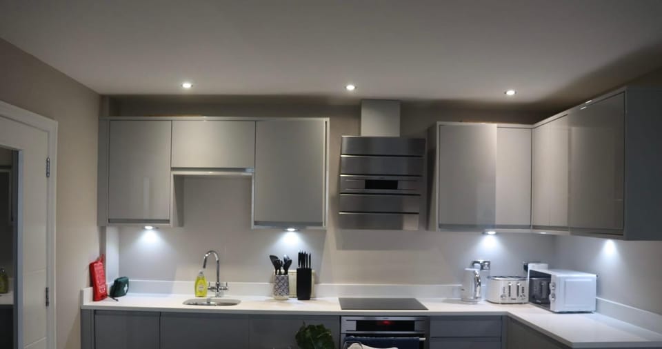 Stunning Sea View 2BR Flat Sleeps 5 Walk to Beach - Big Savings for Extended Stays - by Nestora Stays Ltd Apartment in Brighton