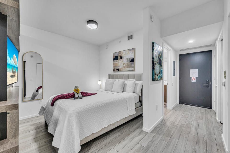 Bed, TV and multimedia, Bedroom