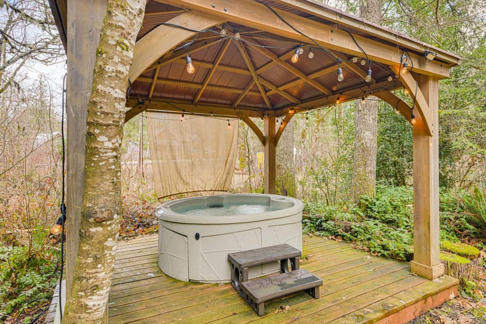 5 Mi to Mt Rainier Park: Unique & Rustic Getaway House in Washington