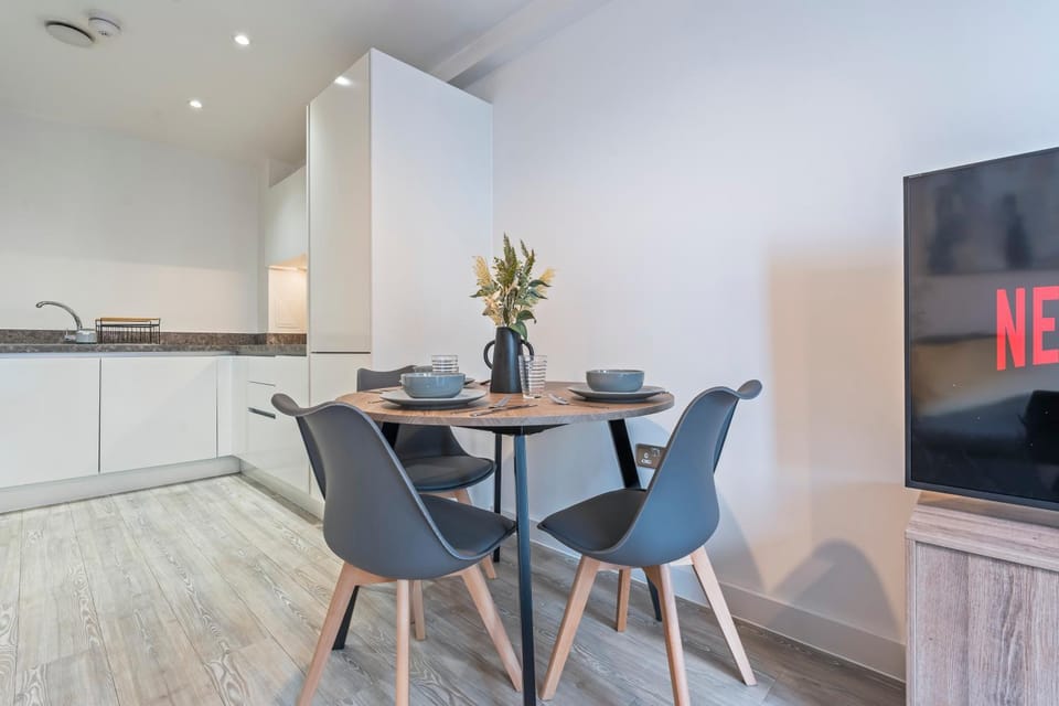 Manchester Modern 1-Bed City Centre Flat - Balcony & Parking Apartment in Salford