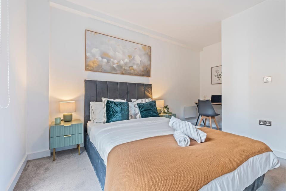 Manchester Modern 1-Bed City Centre Flat - Balcony & Parking Apartment in Salford