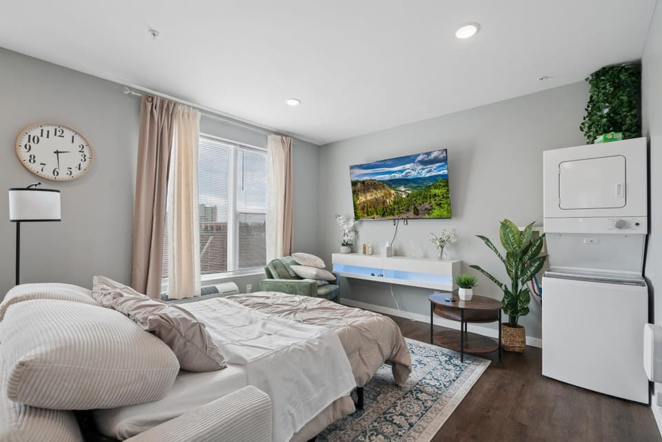 Bed, TV and multimedia, Photo of the whole room, Seating area, washing machine, dryer