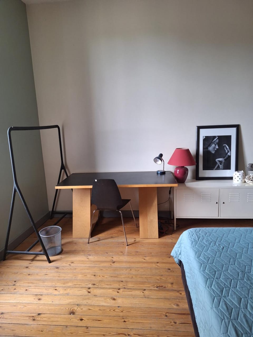 Photo of the whole room, Bedroom