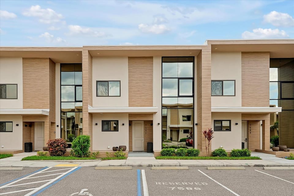 Spacious Luxury 4BR suite near Disney House in Bay Lake