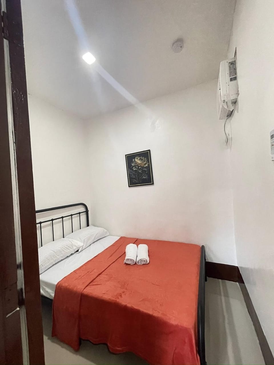 Bedroom, towels, air conditioner