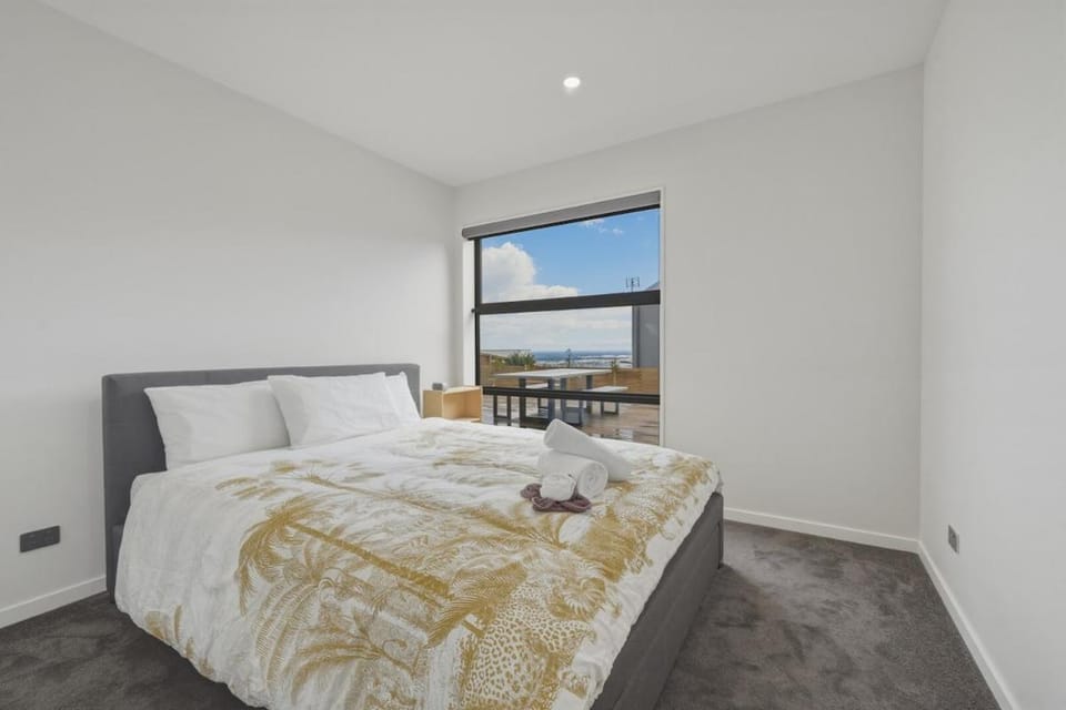 Suncrest Retreat- Christchurch Holiday Home House in Christchurch